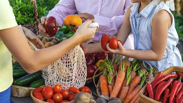 How to get the best – and healthiest – bang for your buck at the farmers’ market 