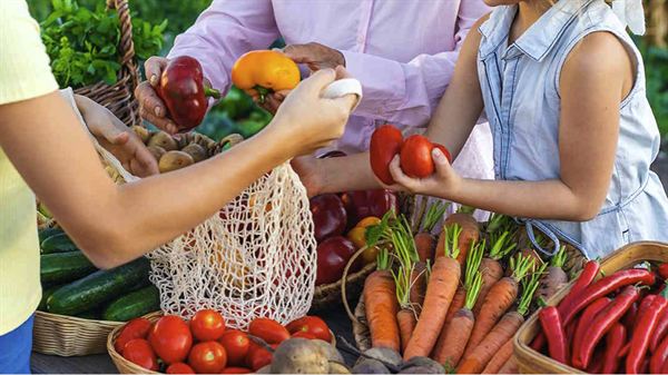 How to get the best – and healthiest – bang for your buck at the farmers’ market 