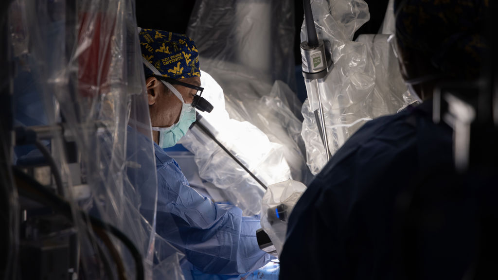 doctor-lawrence-wei-in-the-operating-room
